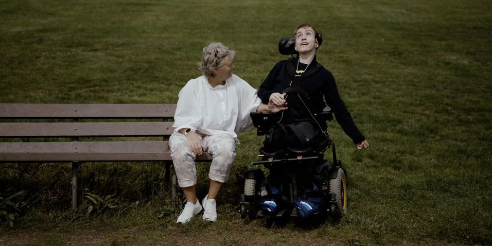 I dokumentaren følger vi blandt andet Michael og hans mor. Michael er en af de borgere, der udsættes for omsorgssvigt.
