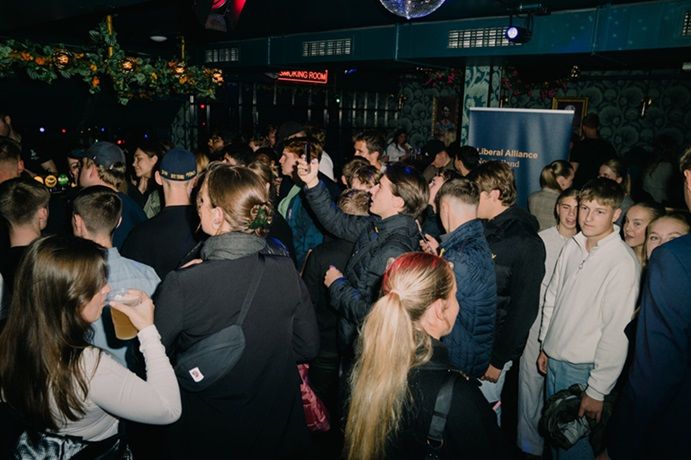 Dørmænd på Jomfru Ane Gade er frustrerede over unge under 18 år, der gang på gang forsøger at snyde sig ind på diskotek eller bar.
