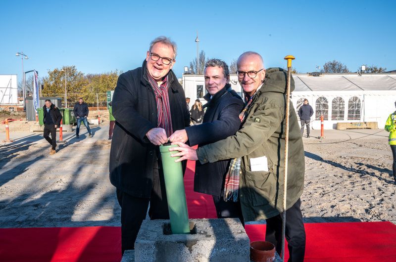 Borgmester Steen Christiansen, ejendomsdirektør i Coop Flemming Møller Hansen og Marius Møller, direktør for PensionDanmark Ejendomme, markerede tirsdag, at byggeriet af bydelen Virkelund er sat i gang.