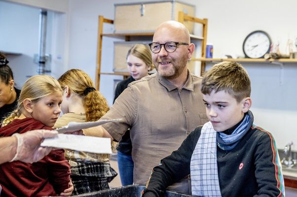 På Nordbyskolen i Guldborgsund arbejder ledelse, lærere og pædagoger med dannelse i praksis. Her er skoleleder Lars Carlsen sammen med børnene.