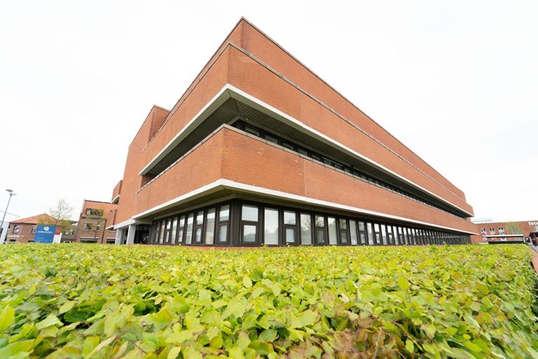 Flere kommuner har de senere år indført et såkaldt adfærdskodeks, der på forskellig vis italesætter, at tonen imellem byrådsmedlemmerne skal være ordentlig. Men ikke alle steder oplever de yngre medlemmer, at de bliver respekteret.