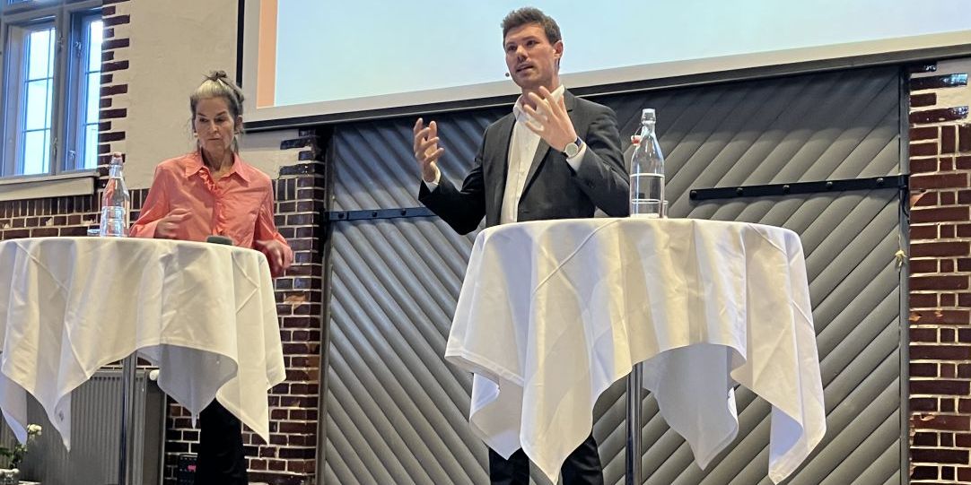 Anders Winnerskjold, rådmand for Sociale Forhold og Beskæftigelse i Aarhus Kommune, og Karina Vestergård Madsen, Socialborgmester i Københavns Kommune, præstende sammen de fem anbefalinger.