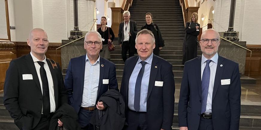 De fire borgmestre på vej ind til møde i Folketinget:
Fra venstre Ole Vind (t.v.) fra Hedensted, HC Østerby fra Holstebro, Lars Storgaard fra Favrskov og Jesper Greth (t.h.) fra Rebild
