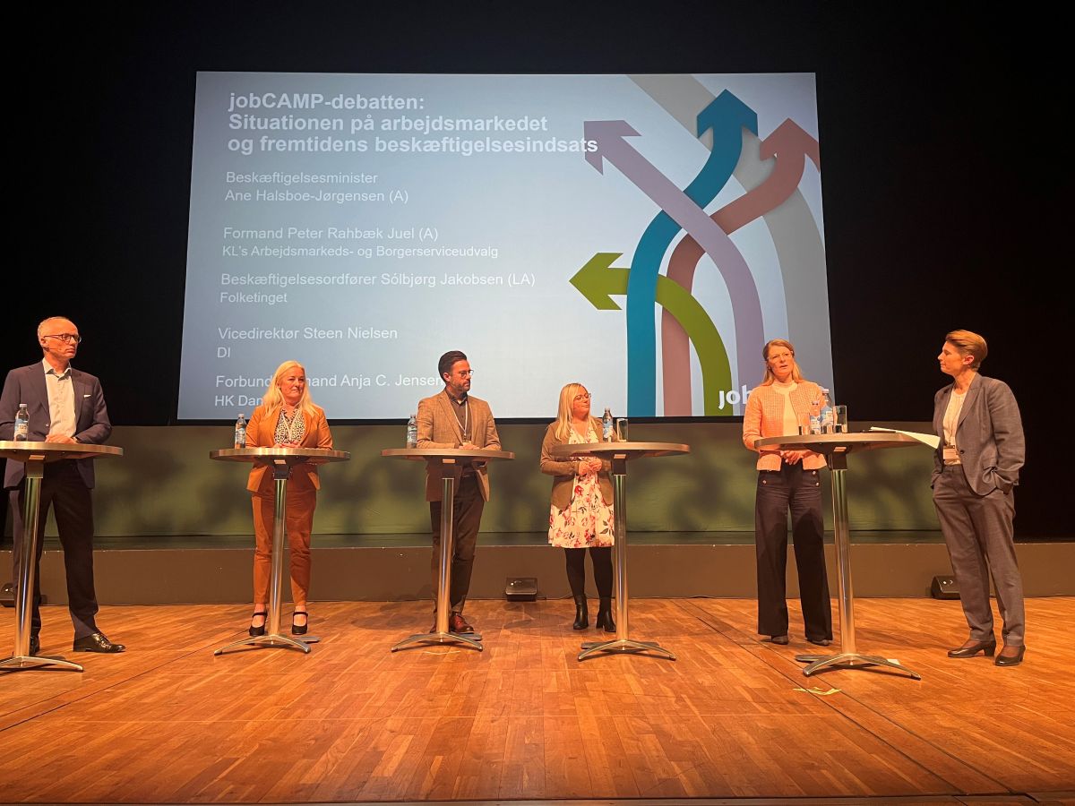 I JobCAMP-debatten deltog forbundsformand for HK Danmark Anja C. Jensen, vicedirektør i Dansk Industri Steen Nielsen og formand for KL’s arbejdsmarkeds- og borgerserviceudvalg Peter Rahbæk Juel (S), Liberal Alliances beskæftigelsesordfører Sólbjørg Jakobsen og beskæftigelsesminister Ane Halsboe-Jørgensen (S).
