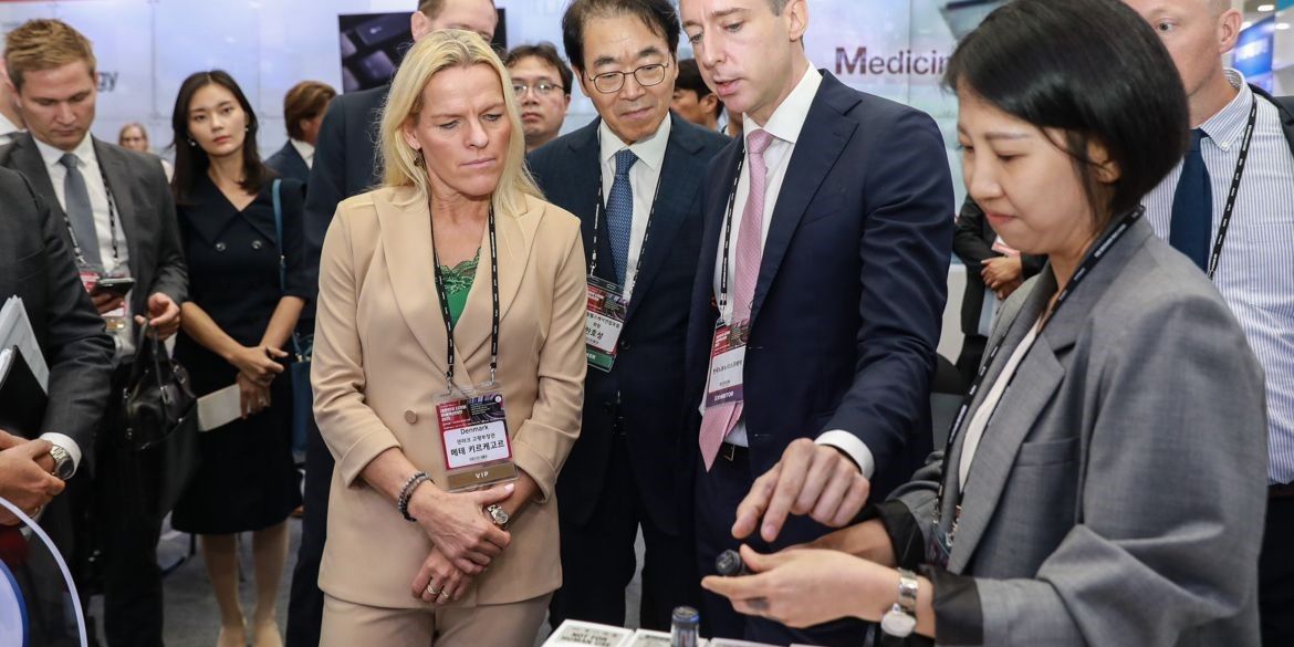 Ældreminister Mette Kierkgaard (M) var både på messe, hospitalsbesøg og plejehjemsbesøg, da hun var i Sydkorea og Japan for at blive inspireret af velfærdsteknologier i oktober.
