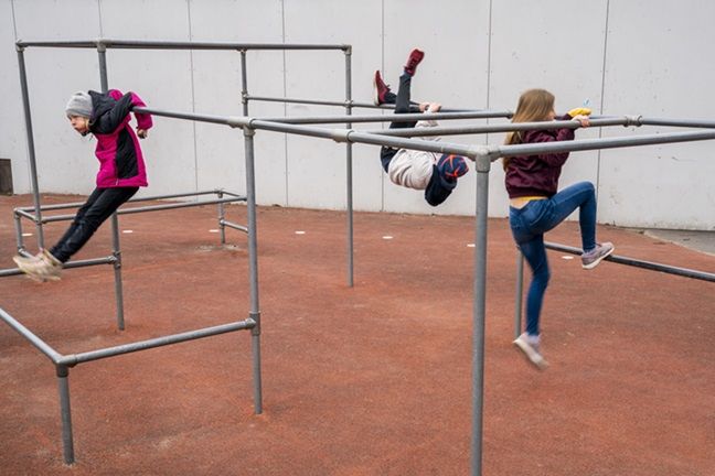 Det skal være lettere at holde liv i små skoler i yderområderne, mener regeringen, der lancerer en række forslag til, hvordan det kan gøres.