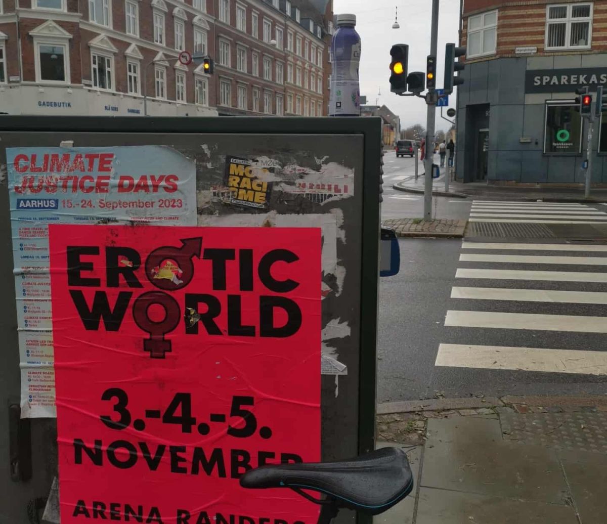 Teknikskabe benyttes jævnligt som plakatstandere, selv om det er ulovligt. Nu strammer Aarhus Kommune skruen over for arrangørerne og andre, der klæber noget op.