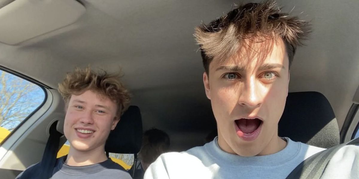 Silas Hjalte Thesbjerg-Sloth (th) og Anton Ellemose Wonder kører sammen fra Hjortshøj til gymnasiet i Vejlby.