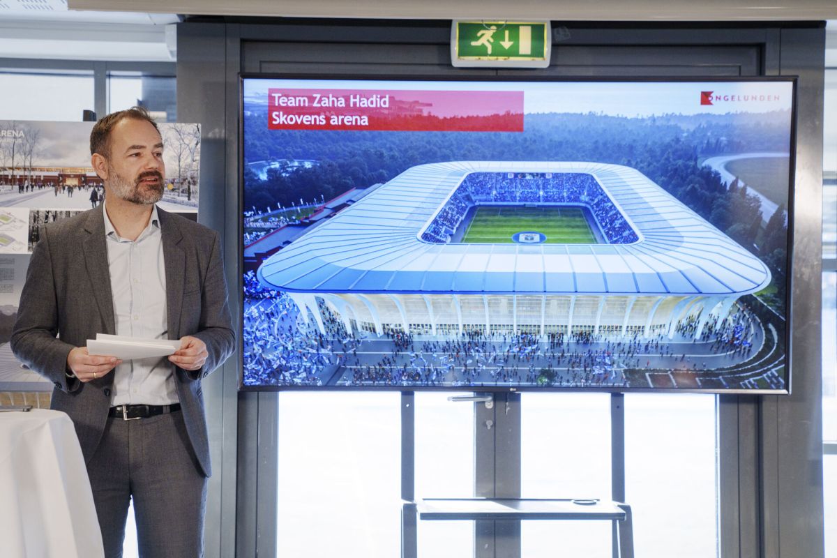 Borgmester Jacob Bundsgaard (S) var for et år siden med til at præsentere det vindende arkitektbud. Det nye stadion bliver uden den løbebane, som kendetegner det nuværende stadion, der snart skal rives ned.