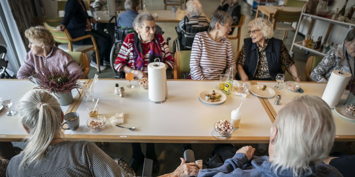 I Mariagerfjord Kommune er der blevet sparet på blandt andet fællesspisninger for personale og ældre. Det har været upopulært og skabt splittelse i byrådet. Men udvalgsformand for sundhed- og omsorg Jan Andersen (V) vil stadigvæk gerne samarbejde og høre på gode idéer fra andre partier trods tidligere splittelse.