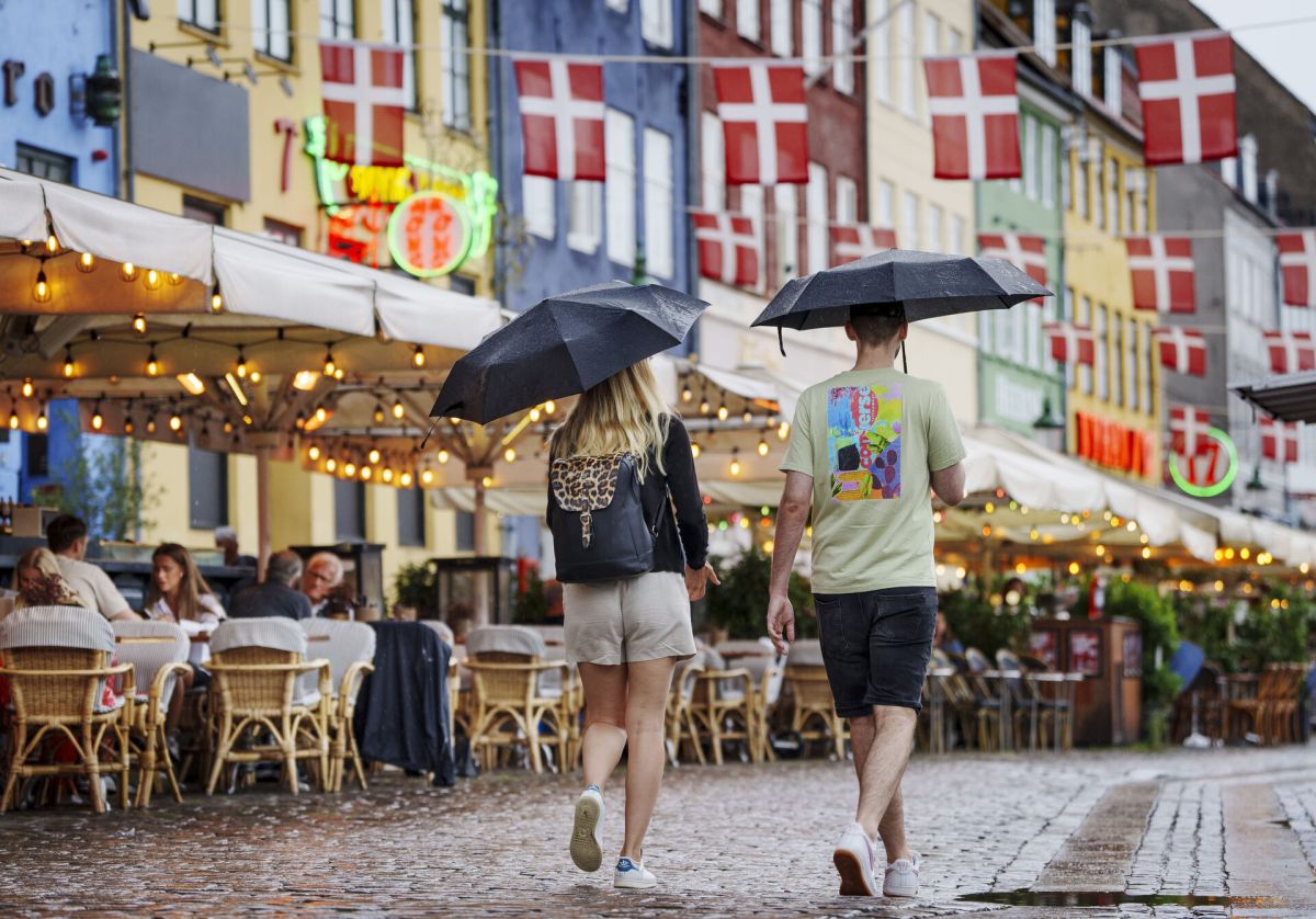 Overnattende turister i København bør betale et gebyr, som tilfalder kommunen, mener et flertal i borgerrepræsentationen.