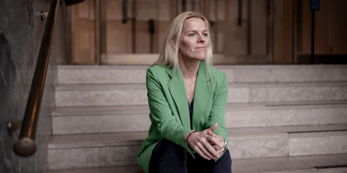 Ældreminister Mette Kierkgaard (M) har arbejdet hårdt og ventet længe på at lancere en ældrelov. Men uenigheder i regeringen spænder ben for hendes ældreudspil. Måske skal man udskyde ældreloven én gang for alle, frem for at lade ministeren stå på mål for det gang på gang.