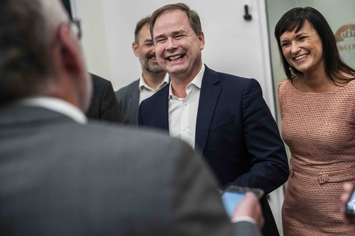 Finansminister Nicolai Wammen og sundheds- og indenrigsminister Sophie Løhde efter indgåelsen af økonomiaftalen med kommunerne for 2024. Aftalen løfter servicerammen med 2,5 milliarder kroner, men indeholder også et krav om, at kommunerne skal spare 700 millioner kroner på administration. Det rammer nu ansatte i Københavns Kommune.