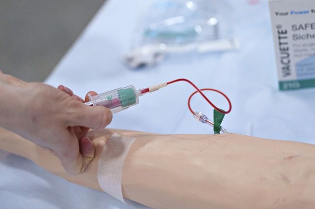 Indenrigs- og sundhedsministeren tror på hurtigere hjælp til patienter og borgere, når reglerne for eksempelvis udtagning af blodprøver nu ændres, så sygeplejersker ikke skal hente tilladelse fra lægen, før de stikker.