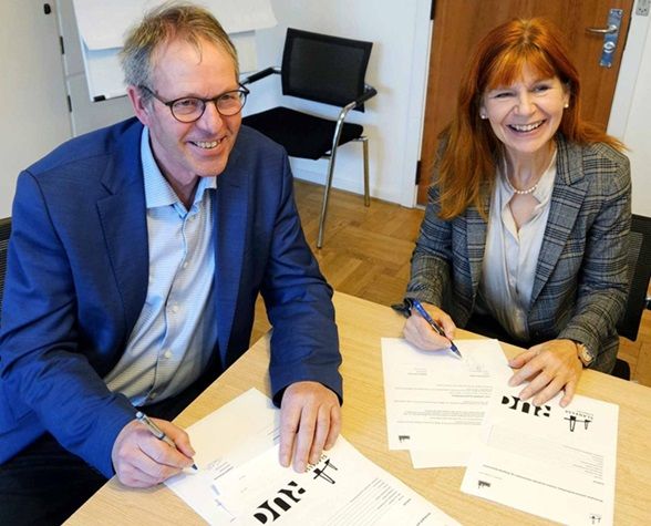Knud Vincents og Hanne Leth Andersen skriver under på ny samarbejdsaftale.