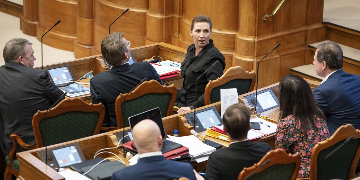 Statsminister Mette Frederiksen (S) har fuldstændig styr på ministrene i Folketingssalen, her sidder de alle lige bag hende. Men når det kommer til at holde styr på ministeriernes statslige administration, så sejler det mildt sagt. I Statsministerens regeringstid, er det vokset med to mia. kroner.