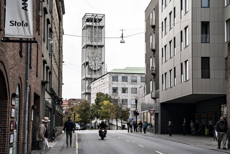 Der skal fremover smides færre to go-kaffekopper i bybilledet i Aarhus, hvis det står til Aarhus Kommune. I samarbejde med caféer og kaffebarer tester kommunen nu et system med pant på genbrugelige kaffekopper.