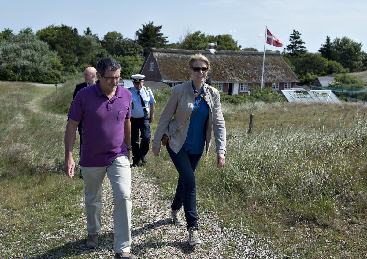 Johan Brink Jensen har repræsenteret Socialdemokratiet i byrådet på Fanø i 22 år, men nu er det slut. Her ses han med daværende partiformand og statsminister Helle Thorning-Schmidt.