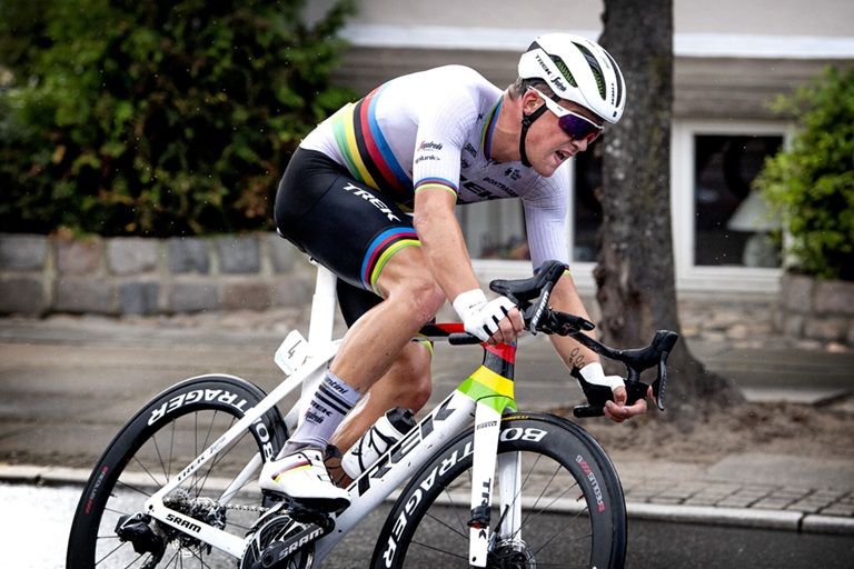 Mads Pedersen i sin verdensmester-trikot under et løb i Danmark i 2020. Mads Pedersen blev verdensmester i linjeløb i 2019.