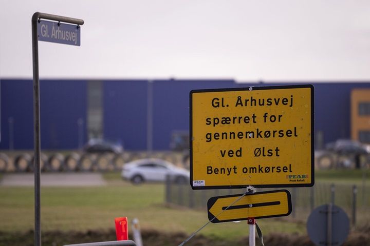 Randers Kommunes miljøgodkendelse til Nordic Waste lagde ikke loft over, hvor meget jord virksomheden måtte køre ind på grunden. Flere af Folketingets partier er klar til at se på, om kommunerne overhovedet magter opgaven med miljøgodkendelser og tilsyn.