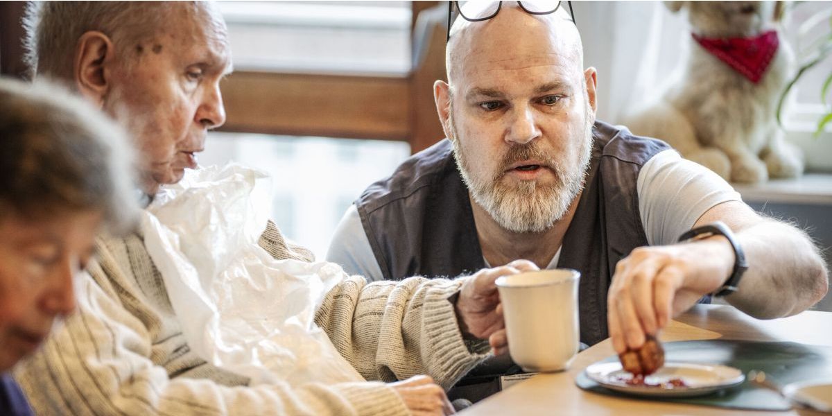 De fleste kommuner er udfordret af mangel på arbejdskraft og et øget antal ældre borgere. Mange kigger derfor efter løsninger på, hvordan man kan udnytte ressourcerne bedst muligt, og det er rehabiliteringsindsatsen i Roskilde Kommune er godt eksempel på.
