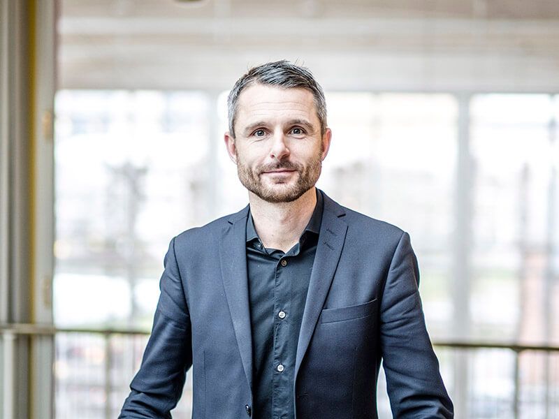 Det bliver spændende at følge, hvordan regeringen vil sikre, at landets plejehjem ikke bliver opdelt i A- og B-hjem og ikke skaber ulighed i ældreplejen, skriver Christian Budde, rådmand for Sundhed og Omsorg i Aarhus Kommune, i dette debatindlæg.