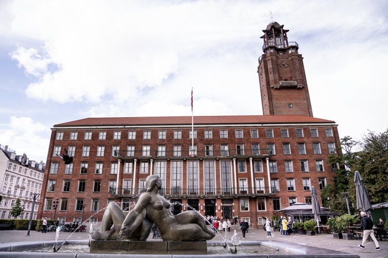 Både Frederiksberg og Aalborg Kommune arbejder med at etablere kønsneutrale toiletter. Billedet her er af rådhuset på Frederiksberg.