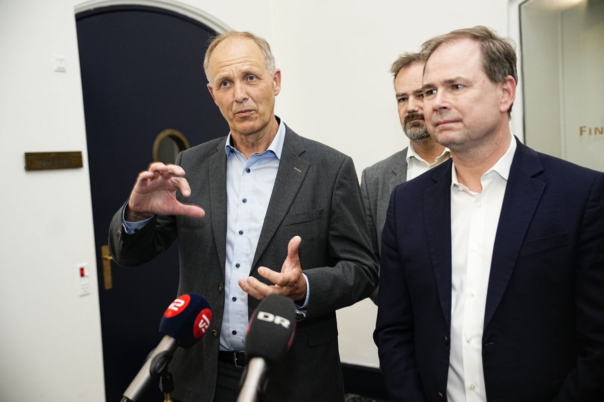 KL-formand Marin Damm og finansminister Nicolai Wammen efter indgåelsen af økonomiaftalen for 2024.
