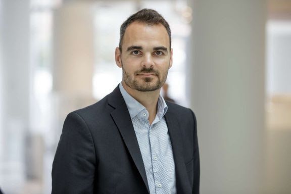Vicedirektør Morten Granzau, økonomisk-politisk chef i DI, anerkender grundene til at investere i kommunal velfærd, men mener, at regeringen i så fald burde spare mere statslig administration for at undgå lempelser i finanspolitikken.