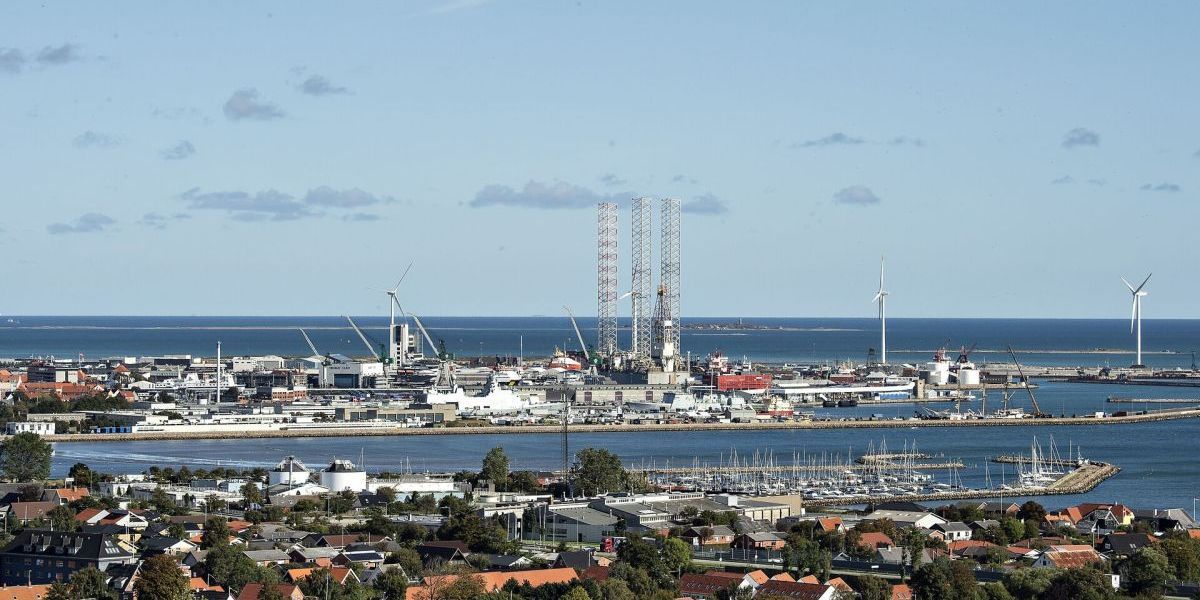 Havnen i Frederikshavn har fået lånegarantier fra kommunen, som nu skal beslutte, om den skal overtage den kommunale selvstyrehavn.