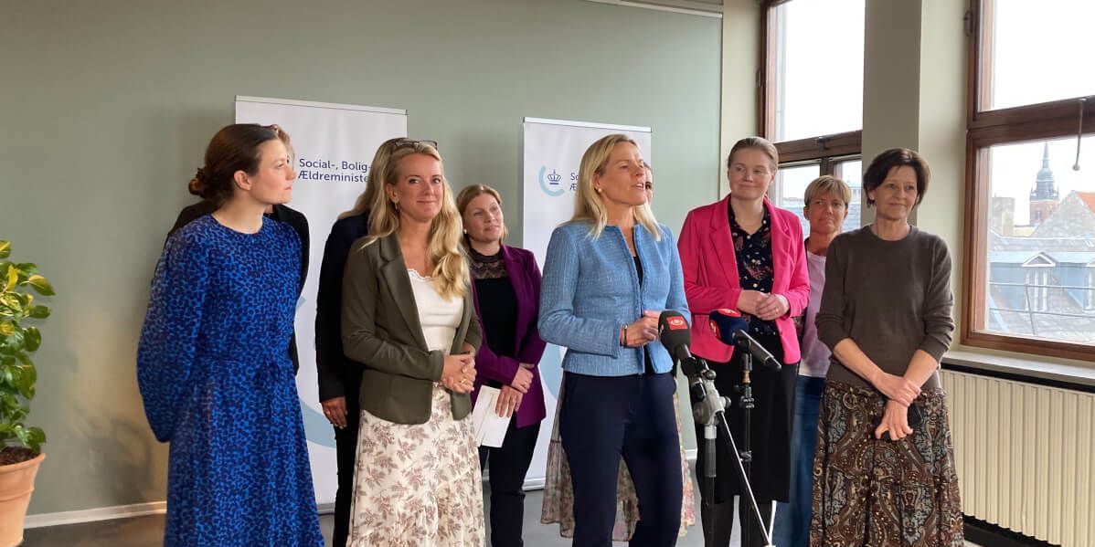 Ældreministeren og regeringen præsenterede ældreaftalen sammen med aftalepartierne fra R, LA, DD, SF og K.