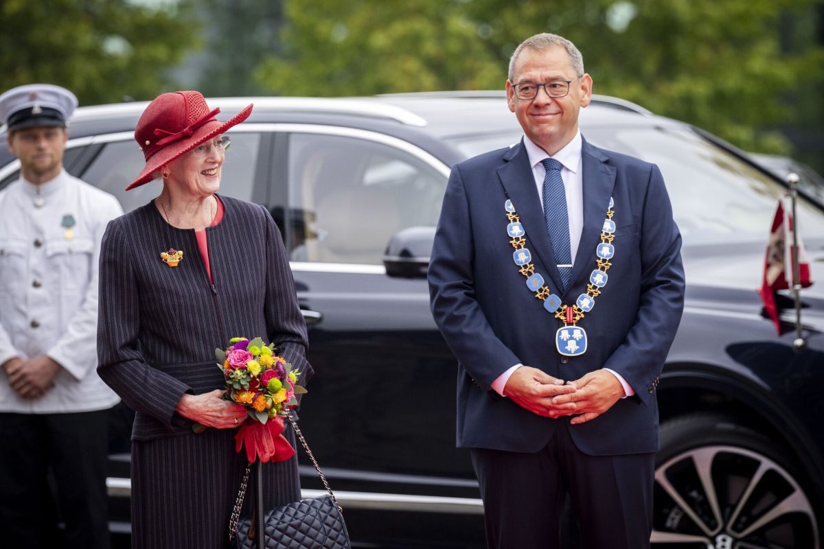 Allerød-borgmester Karsten Längerich (V) abdicerer i 2025. Her ses han i selskab med dronning Margrethe, der besøgte Allerød sidste efterår.