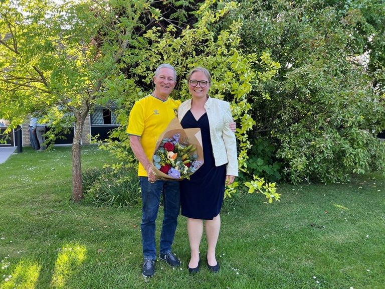 Den afgående borgmester i Brøndby Kommune overlader borgmesterkæden til Maja Højgaard pr. 1. juni.