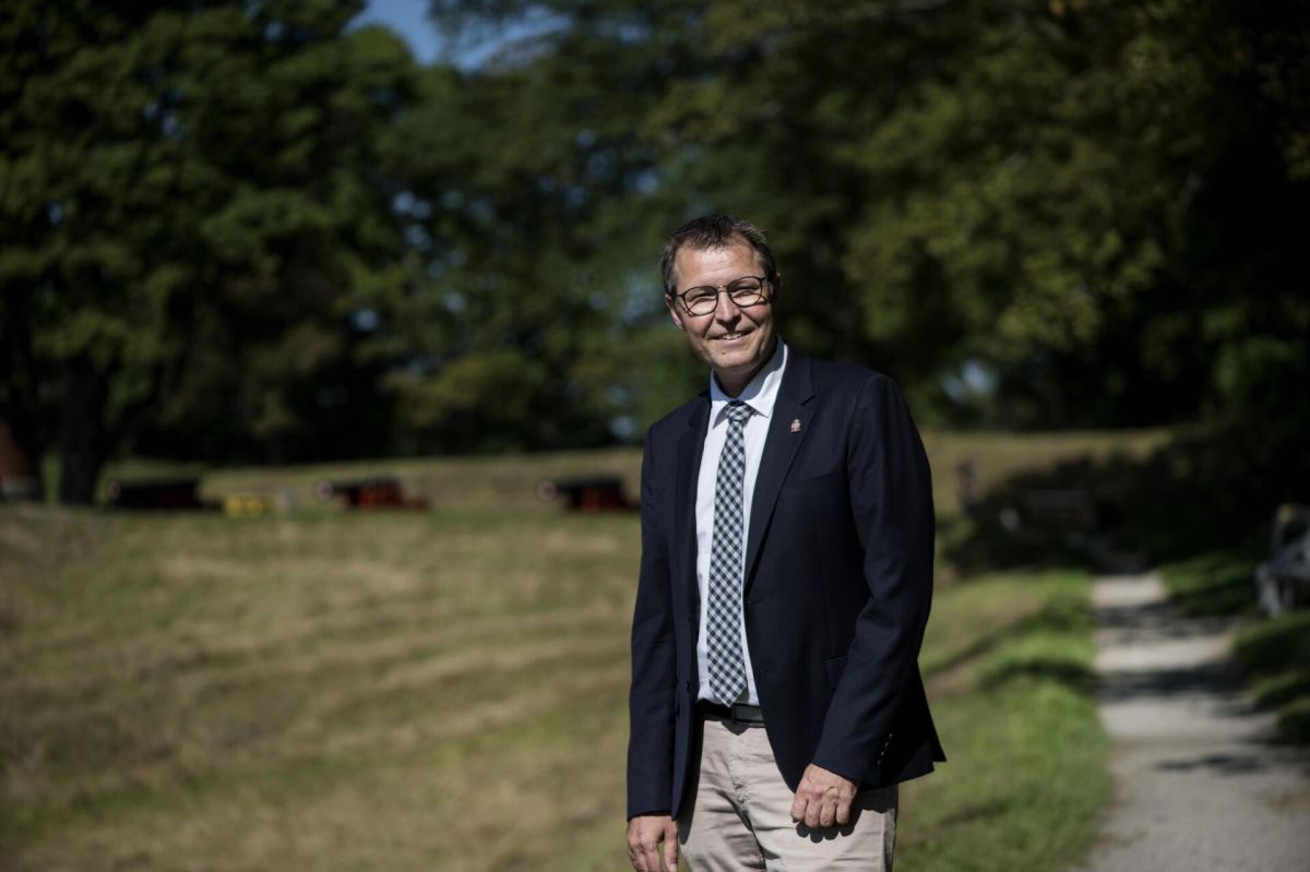 Borgmester Kenneth Muhs (V) måtte tage plads uden for byrådssalen, da spørgsmålet om hans håndtering af advarsler fra borgerrådgiveren var til debat tirsdag aften.