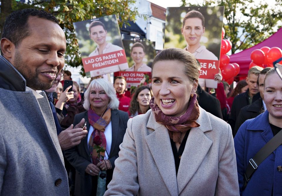 Nuuradiin Hussein ses her med statsminister og partiformand Mette Frederiksen op mod folketingsvalget i 2022.