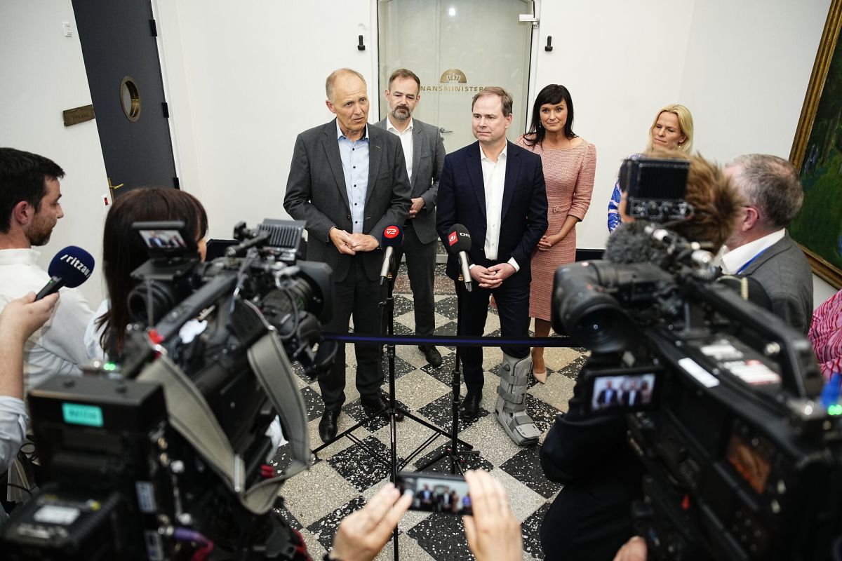 Økonomiaftalen for kommunerne i 2025 bliver præsenteret klokken 11 fredag formiddag. Her er et billede fra pressemødet for et år siden, da 2024-aftalen blev lagt frem i Finansministeriet.