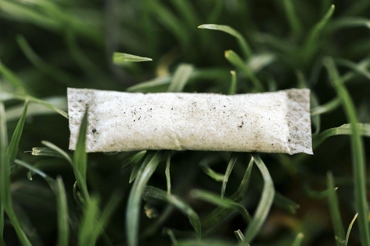 Ligesom cigaretskodder ender snus tit som affald i naturen og byerne. Står det til KL, bør landets byråd gøre mere for at forhindre børn og unge i at bruge snus og andre nikotinprodukter.
