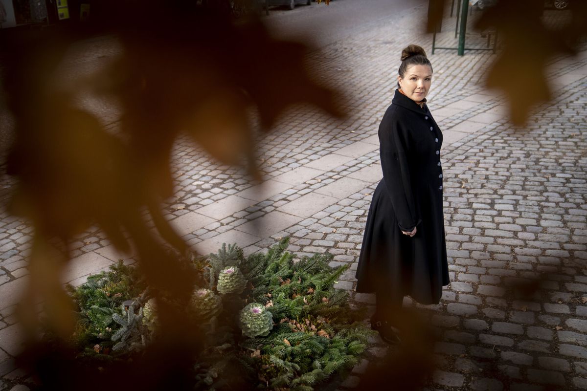 Marie Stærke (S) omtales i TV2-dokumentaren, fordi en tidligere byrådskollega mødes med muldvarpen, der udfritter ham om hans politiske netværk. I andet afsnit vises klip fra byrådssalen, hvor borgmesteren tager afsked med Carl "Calle" Christensen, da han trådte ud for godt ti år siden.