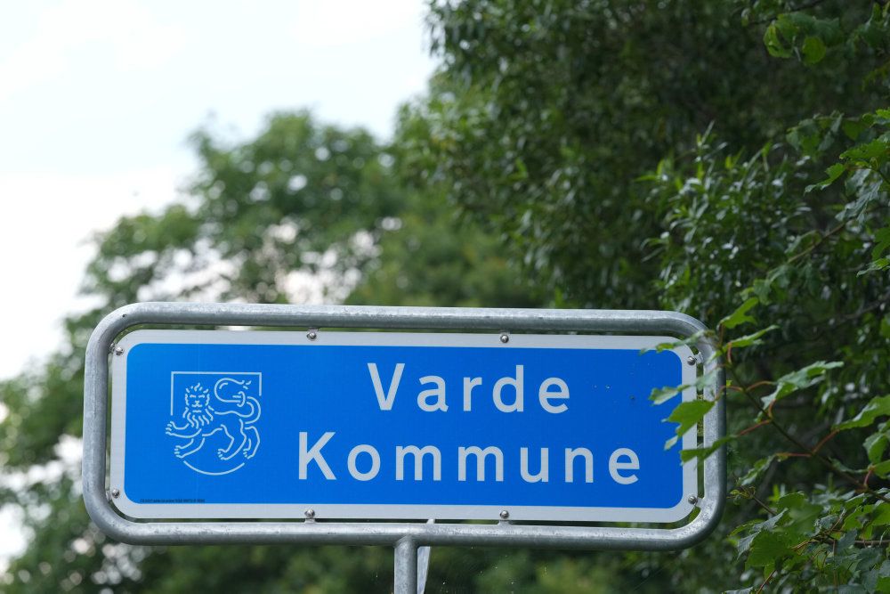 Varde Kommune tilbyder mandag tilskuere, skuespillere og frivillige psykologhjælp, efter en del af et stort bøgetræ søndag eftermiddag væltede ned over en friluftsscene og dertilhørende tilskuerpladser. Ingen kom til skade ved hændelsen.