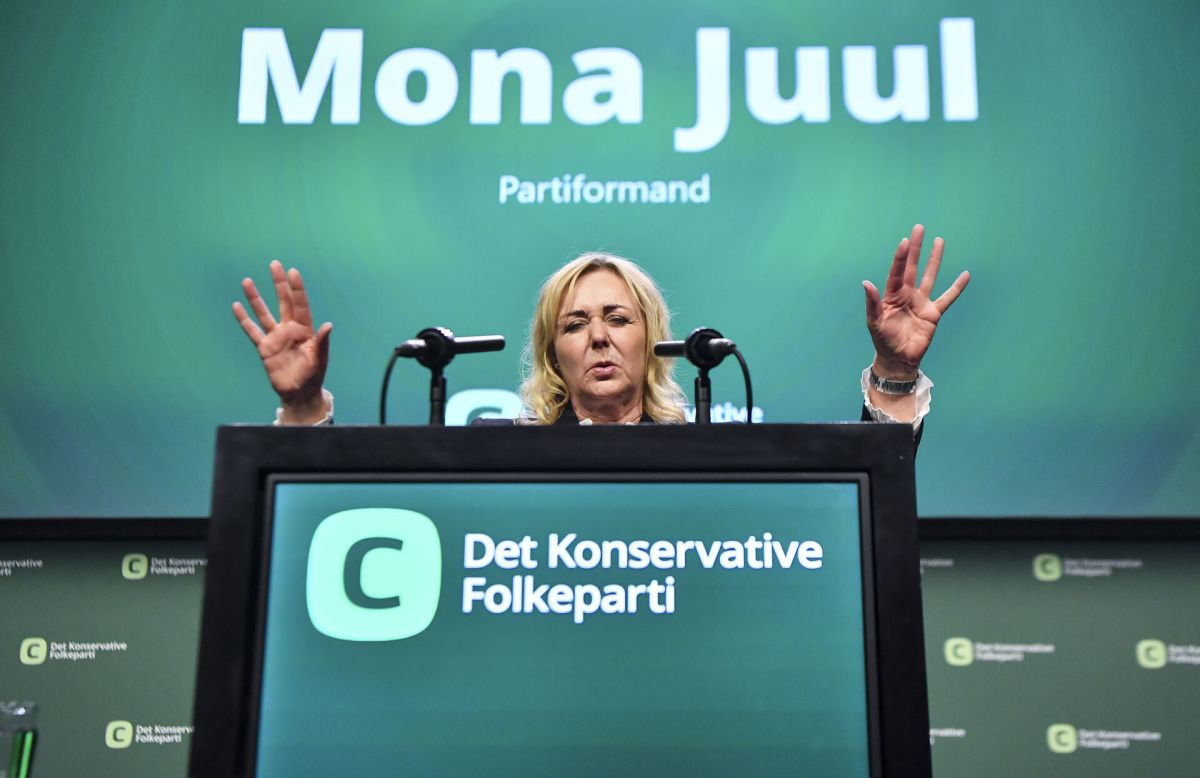 Partiformand Mona Juul (K) på talerstolen under weekendens landsråd i Herning.