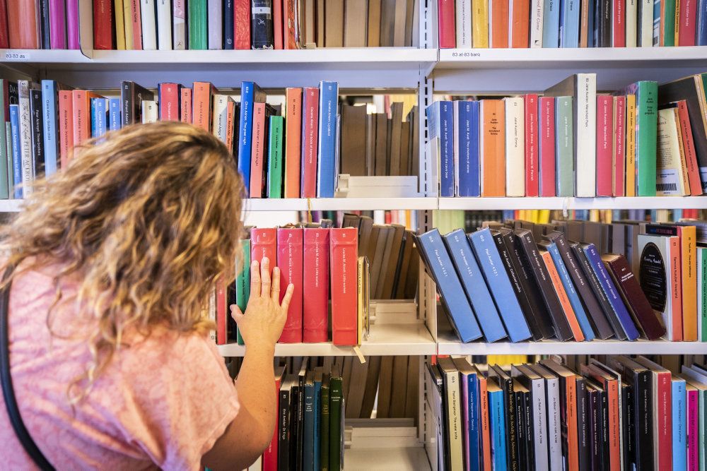 Bibliotekerne har oplevet nedskæringer i personalet de senere år. Mange steder er der selvbetjening ved udlån og aflevering.