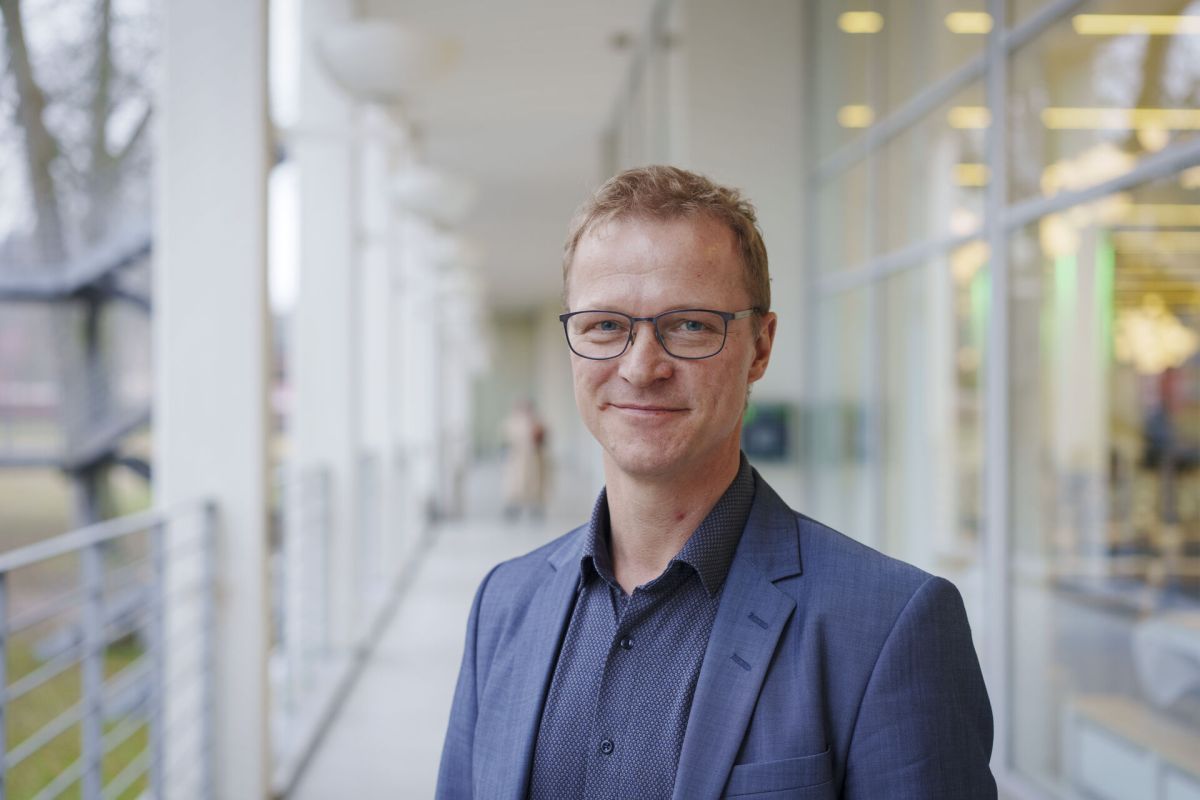 Borgmester Johannes Lundsfryd Jensen (S) fra Middelfart Kommune overtog formandsposten for KL's klima- og miljøudvalg, der varetager beredskabsområdet, efter Birgit S. Hansen. Han advarer om, at gårsdagens løsninger ikke længere er nok, og samfundet derfor er nødt til at handle.