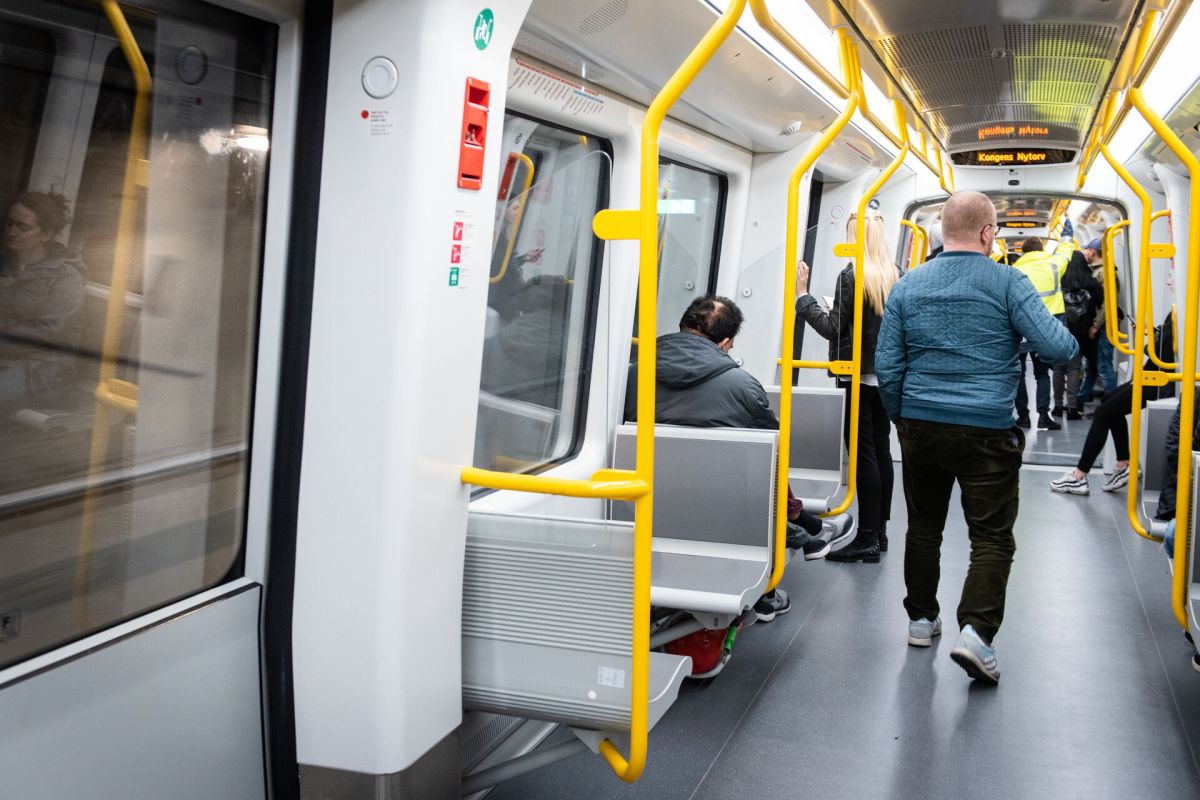Det skal være væsentligt dyrere at tage metroen eller anden offentlig transport til Københavns Lufthavn, foreslår Pernille Rosenkrantz-Theil, Socialdemokratiets bud på en overborgmester efter KV25.