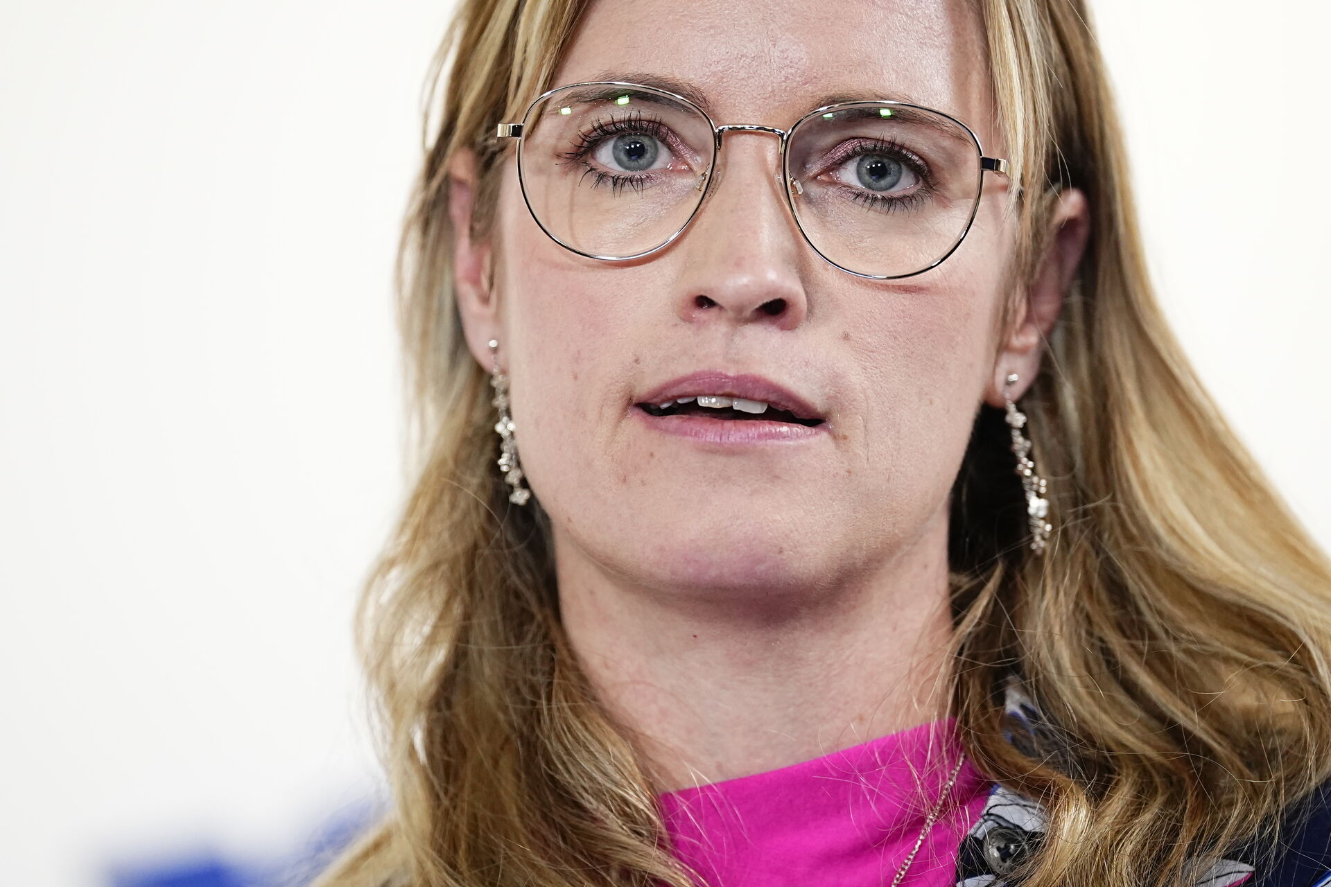 Minister i krydsild om administrative besparelser nb konomi